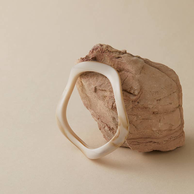 B25172 Wavy Polyresin Bangle Bracelet