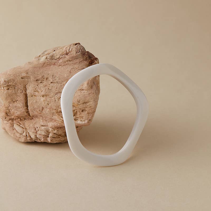 B25172 Wavy Polyresin Bangle Bracelet